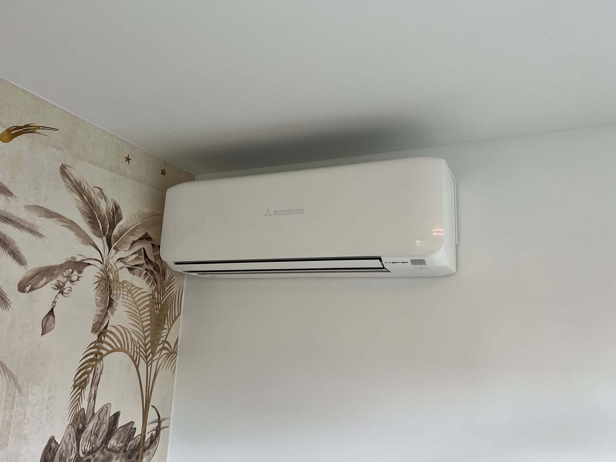 Wit airco-wandmodel in een woonruimte