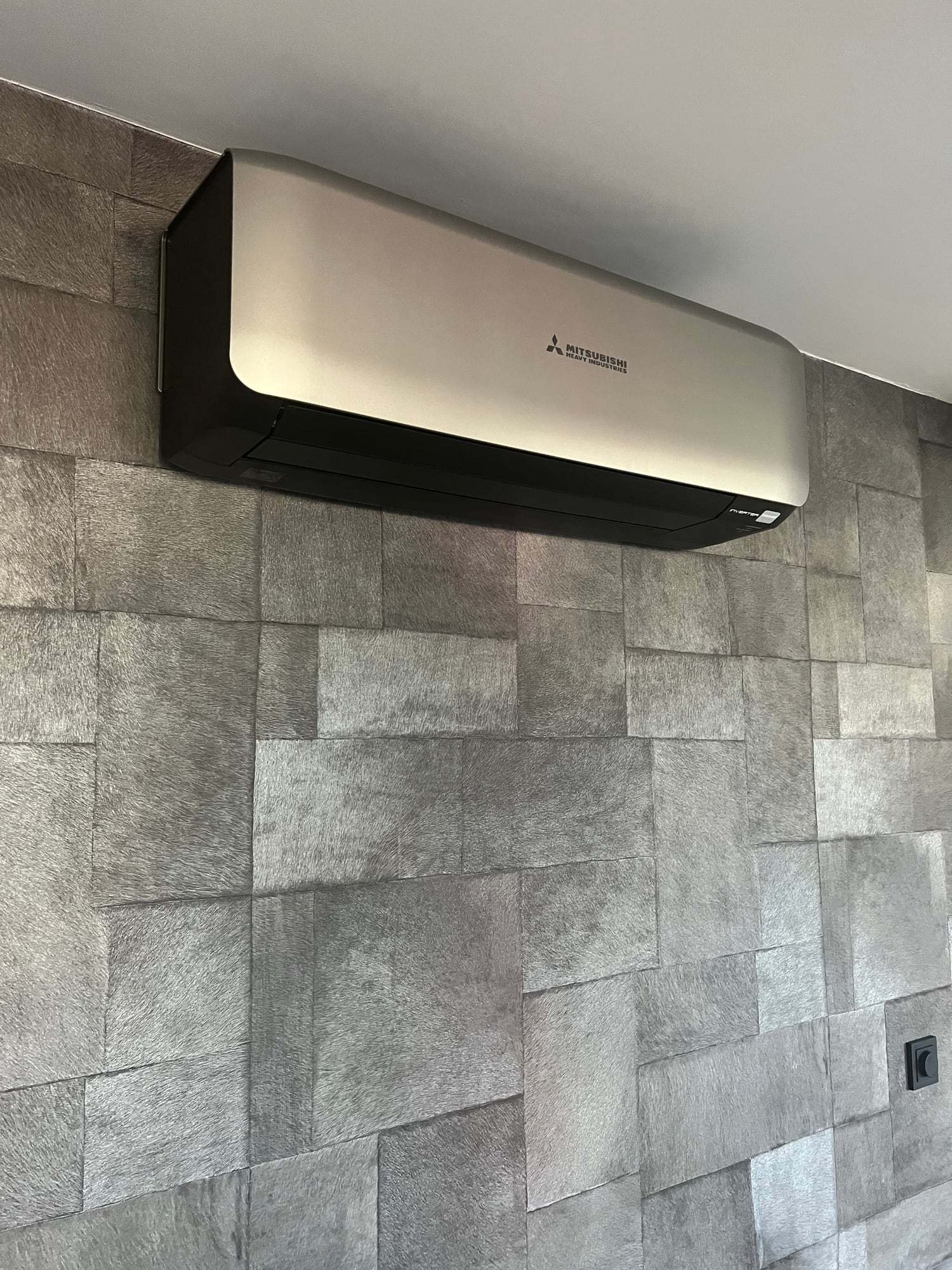 Zilverkleurig airco-wandmodel